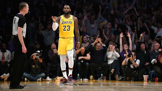 lebron_throws_up_gooseneck_in_lakers_win.jpg